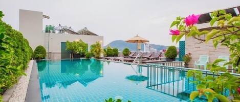 حمّام سباحة خارجي، مفتوح من 8:00 صباحًا إلى 8:00 مساءً، مقاعد للتشمس