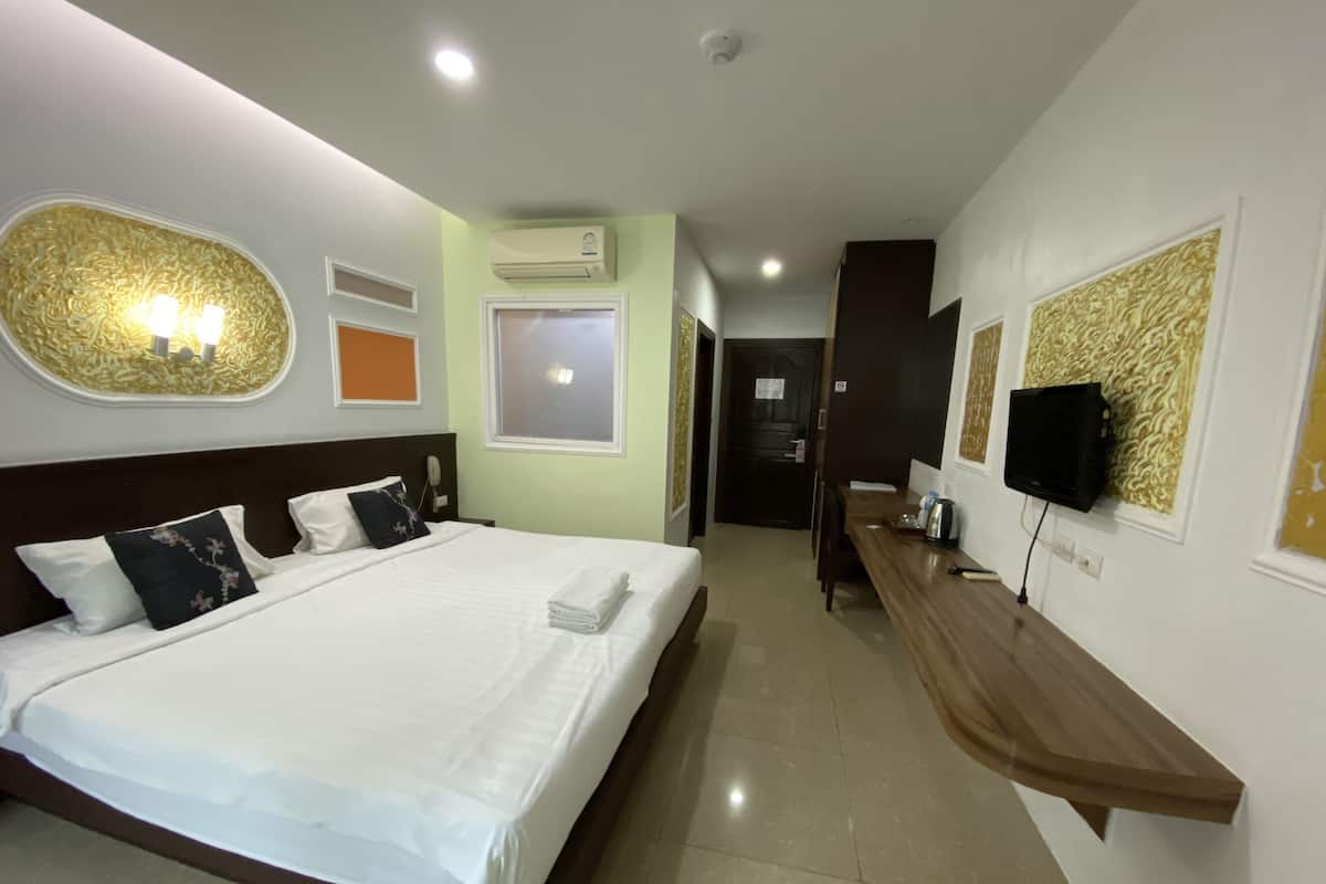 Superior Double Room, 1 King Bed, Non Smoking, City View | 1 bedroom, premium bedding, minibar, in-room safe