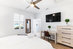 7 makuuhuonetta, työpöytä, silitysrauta/-lauta, vauvan matkasänky