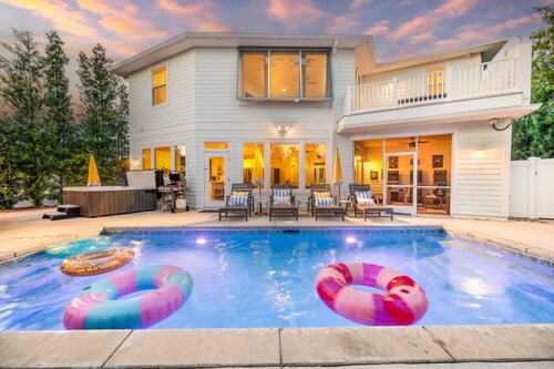 Luxury Group Resort, Near Beach, Heated Pool, Game Room, Hot Tub, Tiki Bar, Pets