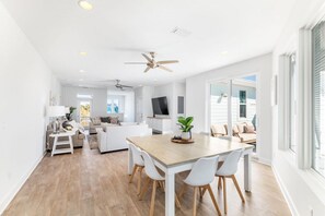 TV connectée, jeux vidéo, baby-foot, livres