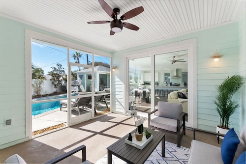 White Rose. Sleeps 24, Heated Pool, Walk to Beach, 7 Bdrms, 6.5 Bath, King Beds, EV Charger, Pets, Hot Tub