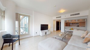 컴포트 아파트 | 거실 공간 | 케 이블 채널 시청이 가능한 55인치 평면 TV, TV, 스트리밍 서비스