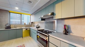 Superior Apartment | Private kitchen | Fridge, microwave, oven, stovetop