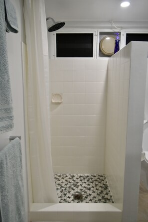 Douche, serviettes fournies, savon, papier toilette