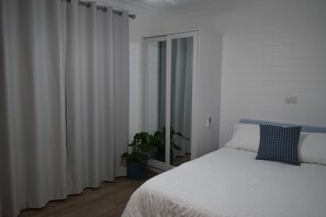 2 bedrooms, iron/ironing board, bed sheets - 2 mins from the beach, pubs and town centre (South West Rocks)