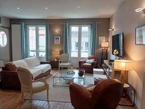 TV, DVD-spiller, bøker og filmbibliotek