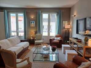 Fernseher, DVD-Player, Bücher, Videothek