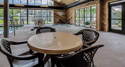 The Summit 5307 / INDOOR AND OUTDOOR POOLS