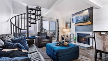 Condo com design assinado, 3 quartos, sacada, vista para a montanha | Sala de estar | Smart TV 55 polegadas com canais a cabo, TV, lareira