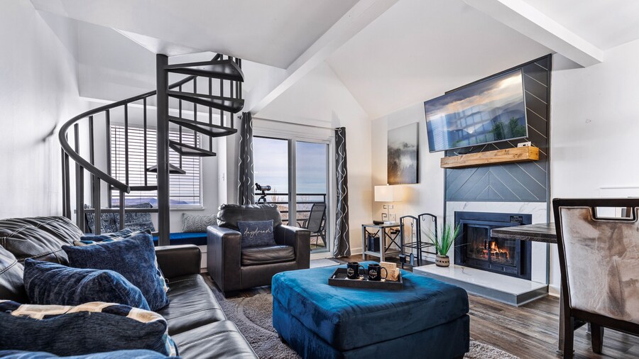 The Summit 5307 / INDOOR AND OUTDOOR POOLS