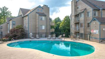 Innenpool, Außenpool (je nach Saison geöffnet)