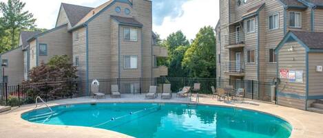 Piscina coperta, piscina stagionale all'aperto