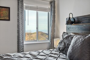 Condo có thiết kế đặc trưng, 3 phòng ngủ, ban công, quang cảnh núi | 3 phòng ngủ, trang trí khác biệt