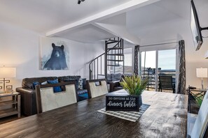 Condo có thiết kế đặc trưng, 3 phòng ngủ, ban công, quang cảnh núi | Khu vực ăn uống tại phòng