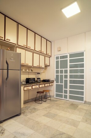 Microondas, horno, placa de cocina