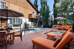 Outdoor dining - Alpenblick Unit 18 | Spacious Remodeled Townhouse with Great Location (Aspen)