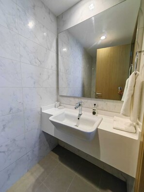 Regadera, tina de hidromasaje, bidet 