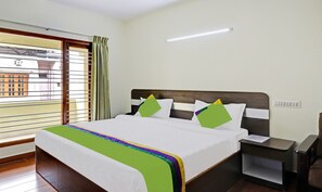 Deluxe-Zimmer | Individuell eingerichtet, Schreibtisch, Zustellbetten, Bettwäsche