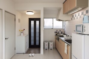 Kjøleskap, mikrobølgeovn, vannkoker og brødrister