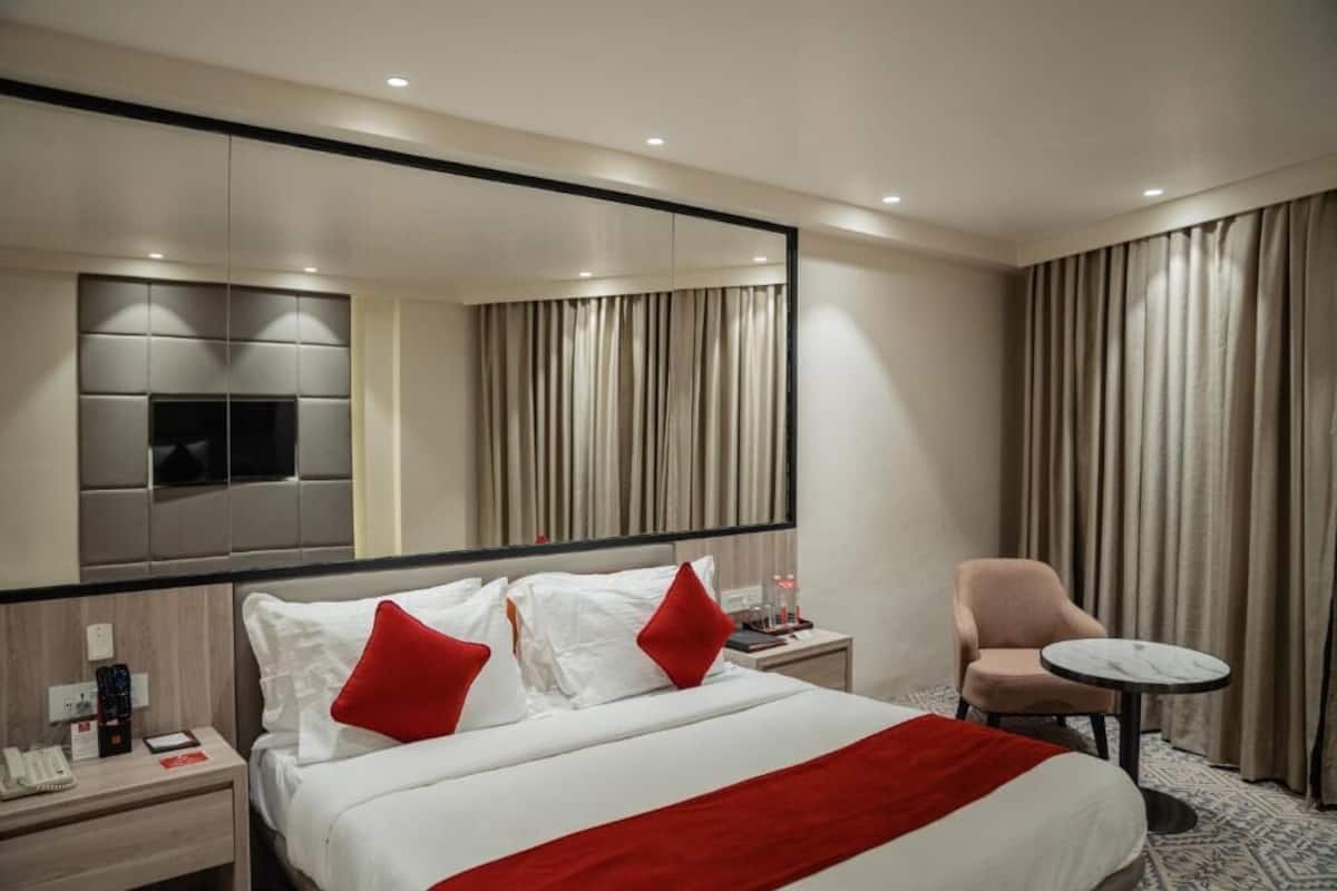 Premium bedding, desk, bed sheets