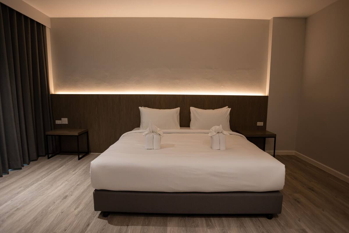 Premium bedding, individually decorated, individually furnished, desk