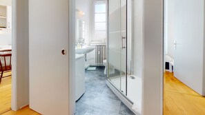 Dusj, hårføner, håndklær og toalettpapir