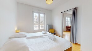 1 soverom, skrivebord, lydisolert og strykejern/-brett