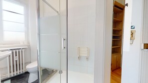 Ducha, secador de pelo, toallas y papel higiénico