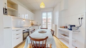 Kühlschrank, Mikrowelle, Ofen, Geschirrspüler