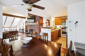 House, Multiple Beds (Sunrise Highlander L2) | Dining - Sunrise Highlander L2 (Killington)