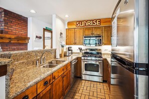 House, Multiple Beds (Sunrise Highlander L2) | Private kitchen - Sunrise Highlander L2 (Killington)