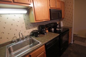 Condo, Multiple Beds (Whiffletree B8) | Private kitchen - Whiffletree B8 (Killington)