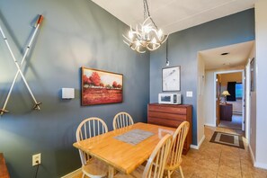 Condo, 1 Queen Bed with Sofa bed (Pinnacle A05) | Dining - Pinnacle A05 (Killington)