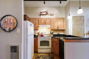 Condo, 1 grand lit et 1 canapé-lit (Pinnacle A05) | Cuisine privée