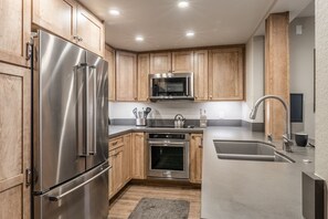 冰箱、微波炉、烤箱、炉灶