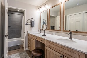 Suihkun ja ammeen yhdistelmä, hiustenkuivaaja, pyyhkeet