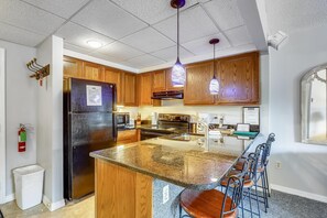 Condo, 1 Queen Bed with Sofa bed (Pico D305) | Private kitchen - Pico D305 (Killington)
