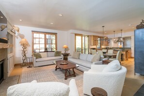 TV, offices - 3 Bedroom Condo, All on One Level! Grill and Sonos Speakers! (Sun Valley)