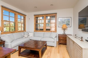 TV, offices - 3 Bedroom Condo, All on One Level! Grill and Sonos Speakers! (Sun Valley)