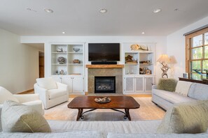 TV, offices - 3 Bedroom Condo, All on One Level! Grill and Sonos Speakers! (Sun Valley)