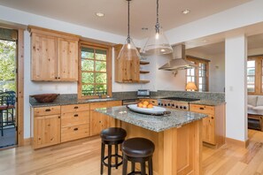 Mikrobølgeovn, ovn, kokeplater og oppvaskmaskin