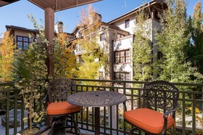 Outdoor dining - 3 Bedroom Condo, All on One Level! Grill and Sonos Speakers! (Sun Valley)