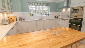 Kühlschrank, Geschirrspüler, Wasserkocher, Toaster