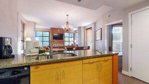 Condo, 2 habitaciones | Cocina privada | Refrigerador, cafetera y tetera y tostadora 