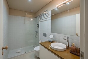 Een douche, een haardroger, handdoeken