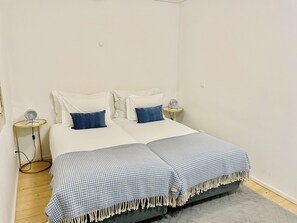 Tabla de planchar con plancha, wifi gratis y ropa de cama 