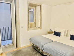 Tabla de planchar con plancha, wifi gratis y ropa de cama 