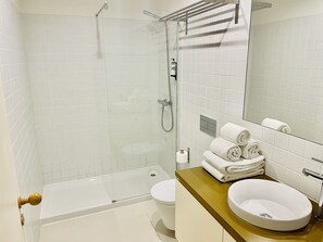 Douche, sĂšche-cheveux, serviettes fournies
