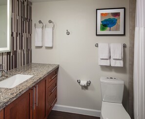 Badewanne, Haartrockner, Handtücher, Seife